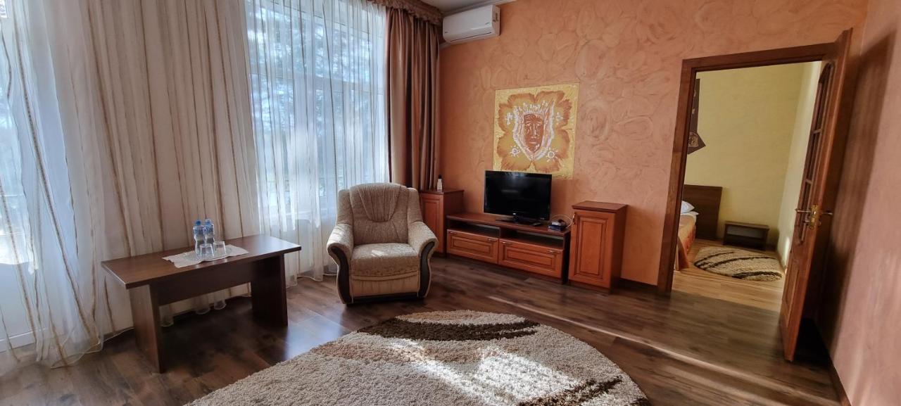 Готельно-Ресторанний Комплекс Три Бобри Lytovezh ภายนอก รูปภาพ